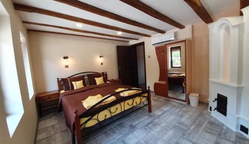 Deluxe Double Room (2 Adults + 1 Child)