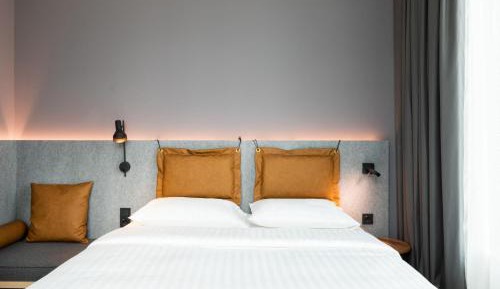 Moxy Queen Room
