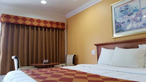 Deluxe Queen Room with Two Double Beds