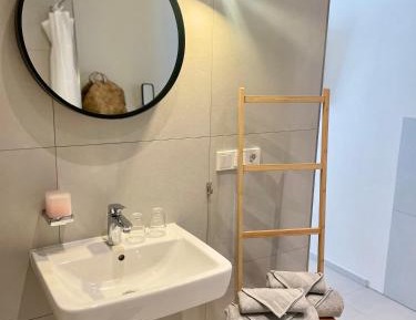 King Room with Roll-In Shower - Disability Access