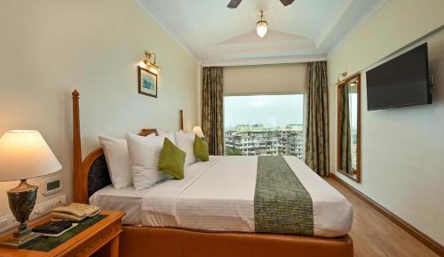 Suite Room with Mini Bar Hamper (Non-Alcoholic), Bottle of wine, chef’s choice veg or non-veg platter, 4 pieces of laundry & unlimited drinks between 18:30 and 19:30 at Tamarind Restaurant (T&C Apply)
