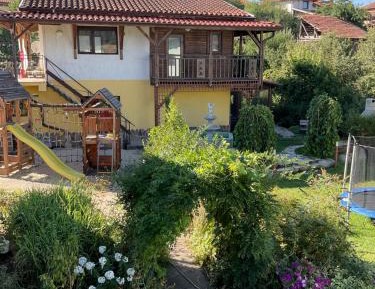 Apartment with Mountain View