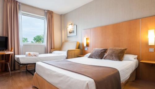 Family Room (2 Adults + 2 Children)