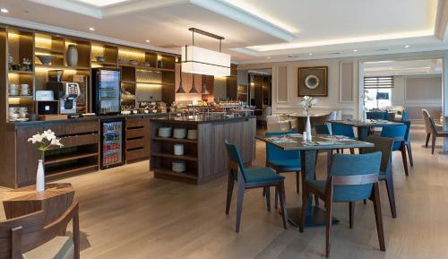 Club Queen Room with Two Queen Beds - Club Level