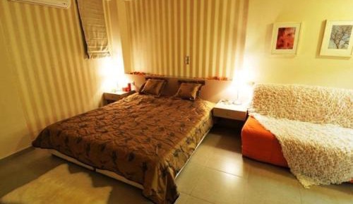 Family Studio (2 Adults + 2 Children)