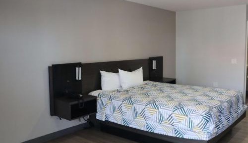 Deluxe King Room - Non-Smoking