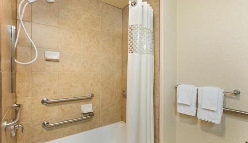 Double Room with Two Queen Beds and Bath Tub - Mobility Access