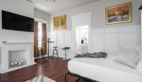 Deluxe Queen Room