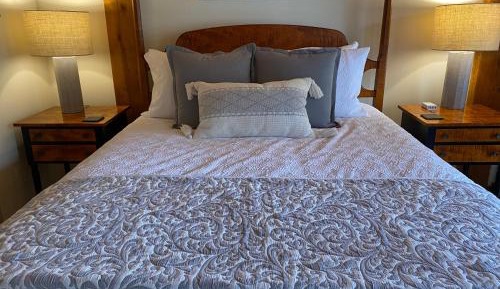 Deluxe Queen Room with Bay View