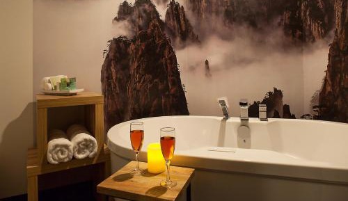 Deluxe King Suite with Spa Bath