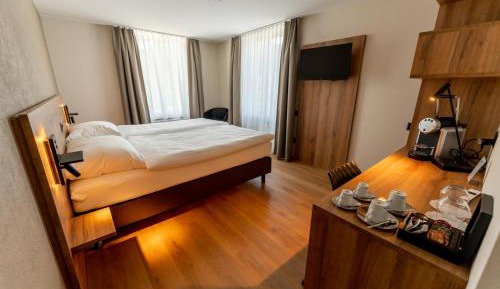 Double or Twin Room - Street Side