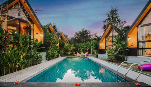 Bungalow with Garden View