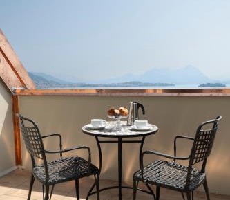 Deluxe Two-Bedroom Apartment with Lake View