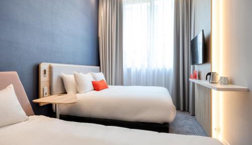 Standard Queen Room with Single Sofa Bed - Free Breakfast