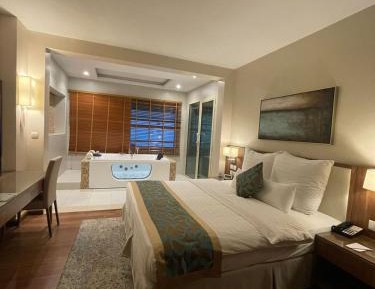 Ambassador Suite with Jacuzzi, Non-Smoking, 1 King Bed and 2 Twin Beds