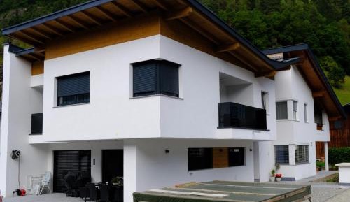 Apartment with Mountain View