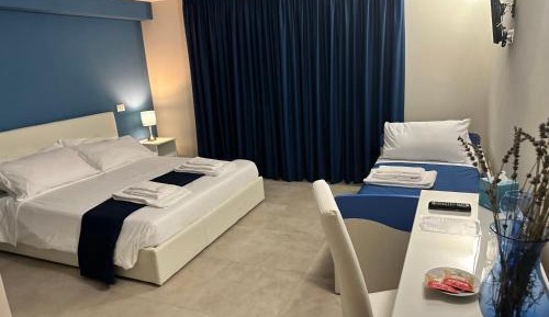 Deluxe Room (2 Adults + 1 Child)