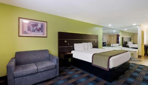 King Suite with Walk-In Shower and Sofa - Hot Tub