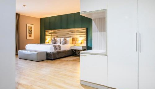 Deluxe Queen Suite
