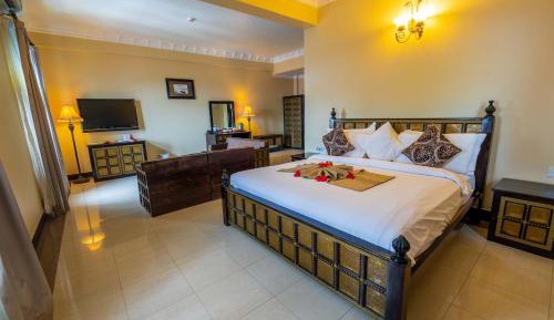 Junior King Suite with Living Room and Jacuzzi