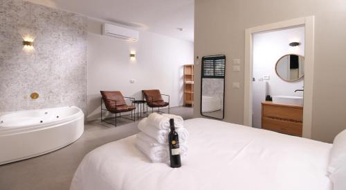 Queen Room with Spa Bath