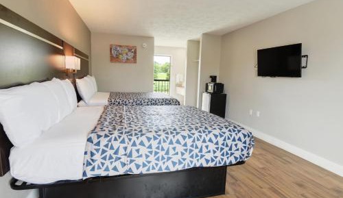 Quadruple Room with Two Queen Beds and River View - Non Smoking/Exterior Hall