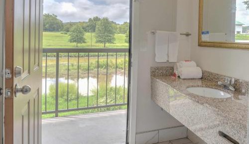 King Room with River View - Non Smoking/Exterior Hall