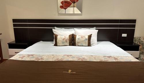 Deluxe King Suite