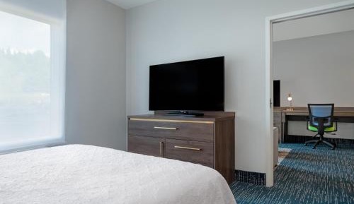 Queen Suite with Sofa Bed and Bath Tub - Mobility Accessible