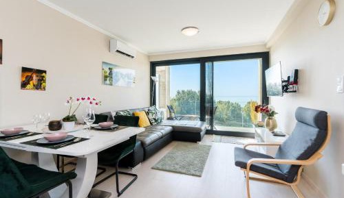 Apartment with Lake View