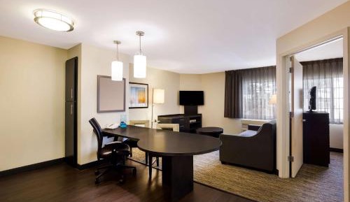 One-Bedroom Queen Suite