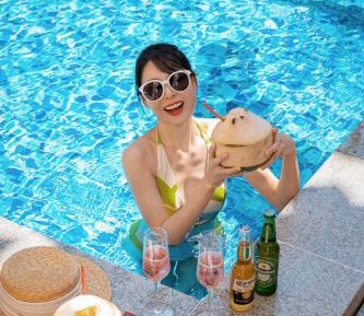 Deluxe Pool Access King