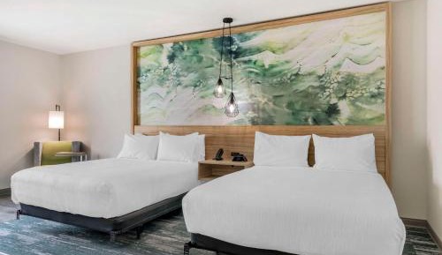 Queen Room with Two Queen Beds and Bath Tub - Disability Access