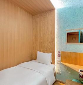Single Room only for 4 hrs (Time of Stay 00:01 a.m. - 04:00 a.m)