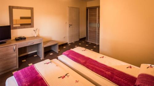 Double or Twin Room with Partial Sea View