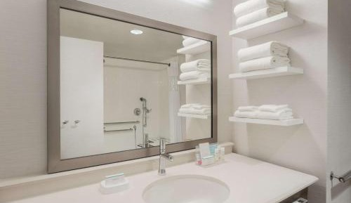 King Room with Accessible Tub - Mobility and Hearing Access/Non-Smoking