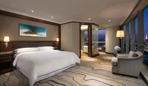 Towers Executive Suite, Tower Lounge access level, 1 King  
