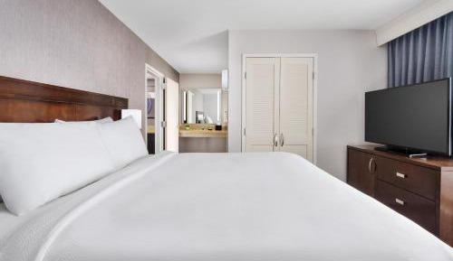 1 Bedroom 2 room Suite, 1 King, Sofa bed