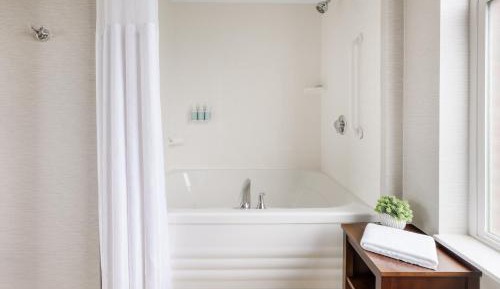 1 Bedroom 2 room Suite, 1 King, Sofa bed, Whirlpool