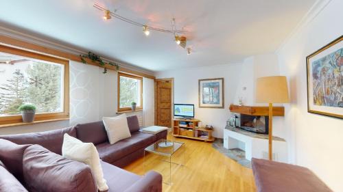 Apartment with Mountain View