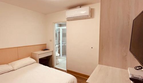 Deluxe Double Suite with Kitchenette