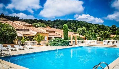 Apartment with Pool View 