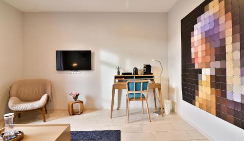 Queen Suite with Sofa Bed