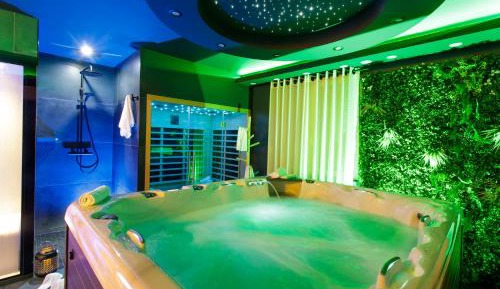 Deluxe Suite with Spa Bath