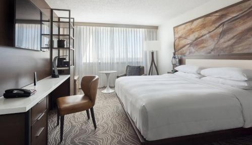 Standard King Room with Adapted Tub - Mobility Accessible