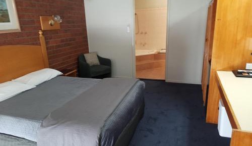 Queen Room with Spa Bath