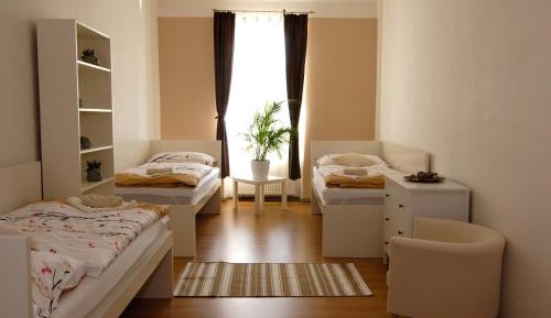 Triple Room with Shared Bathroom and Square View