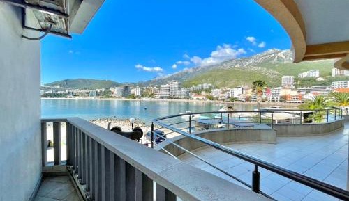 One-Bedroom Apartment with Side Sea View