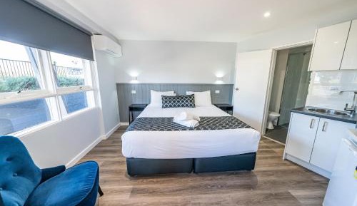 Deluxe King Room with Kitchenette