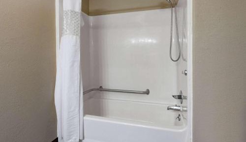 1 King Bed, Mobility/Hearing Accessible Room, Bathtub w/ Grab Bars, Non-Smoking